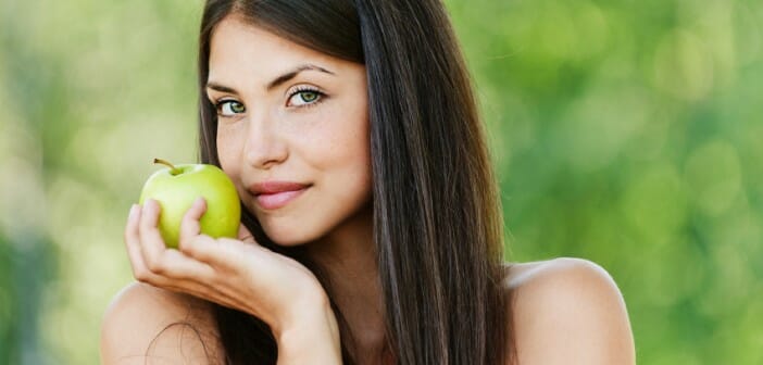 Manger une pomme