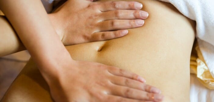 Massage aux huiles essentielles pour un ventre plat