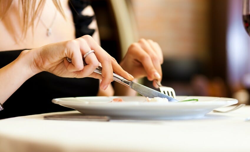 Posez vos couverts pour manger lentement
