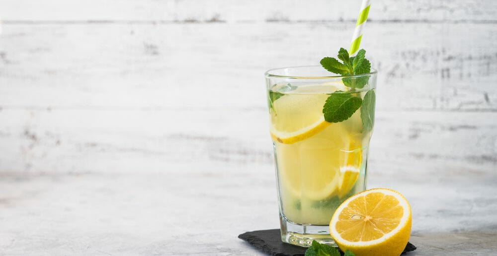Les 10 bienfaits de l'eau tiède citronnée chaque matin
