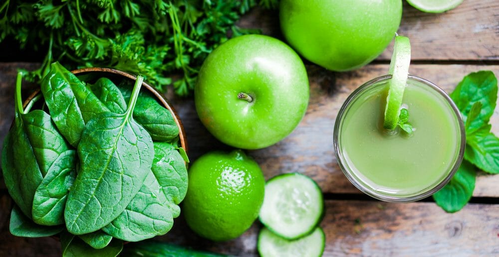 Boire des smoothies de légumes pour faire une cure détox