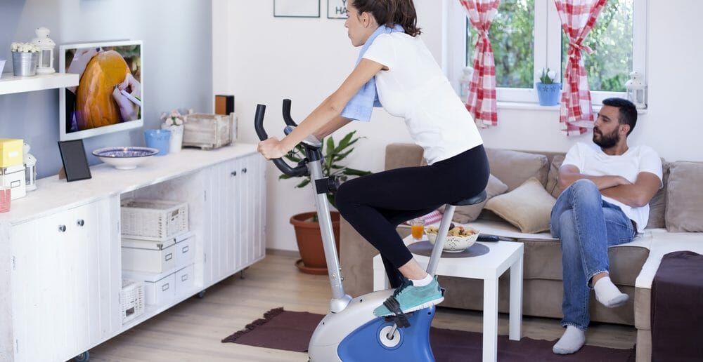 Maigrir des hanches avec le vélo d'appartement