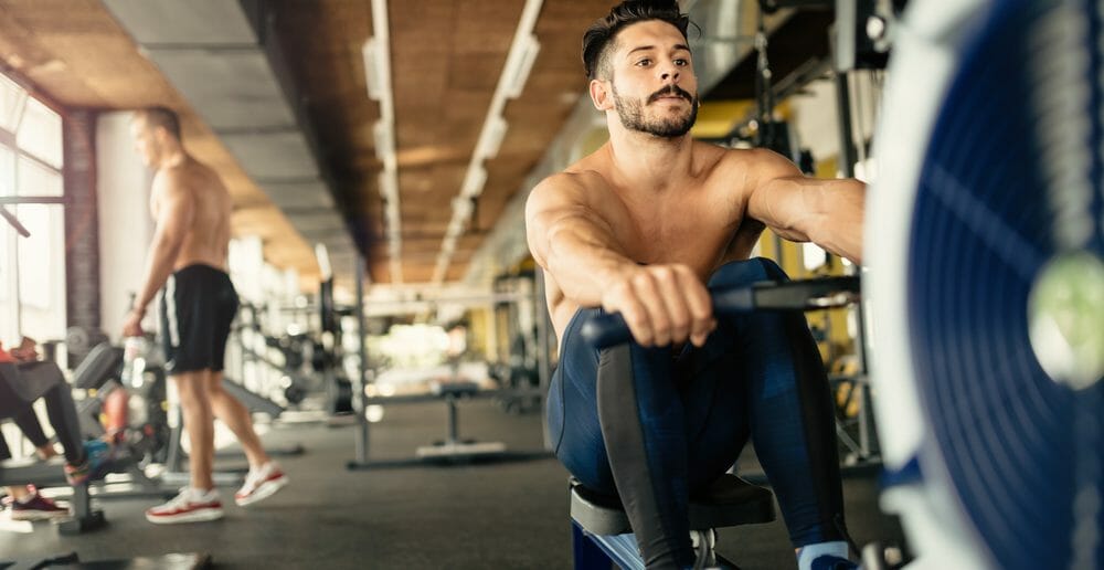 Comment pratiquer le rameur pour maigrir des bras