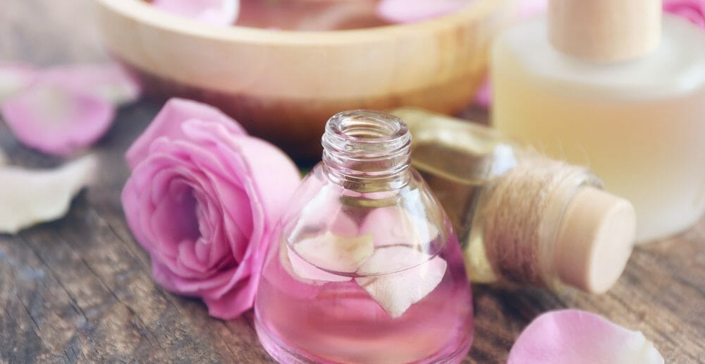 L'huile de rose musquée, des bienfaits sur les vergetures