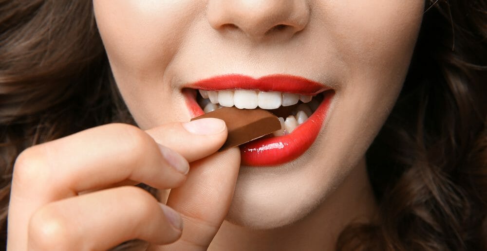 Manger du chocolat le soir fait-il grossir