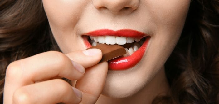 Manger du chocolat le soir fait-il grossir