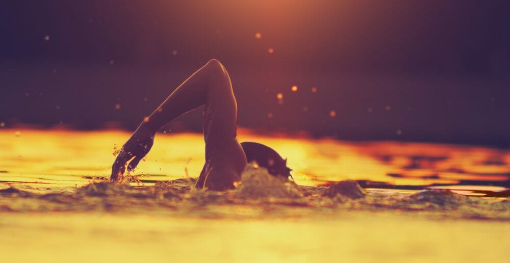 3 exercices de natation pour affiner la taille
