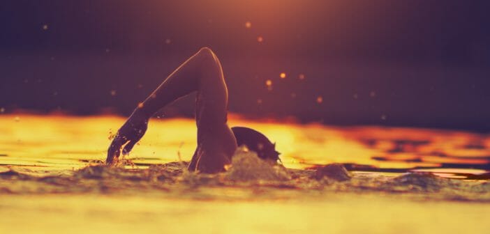 3 exercices de natation pour affiner la taille
