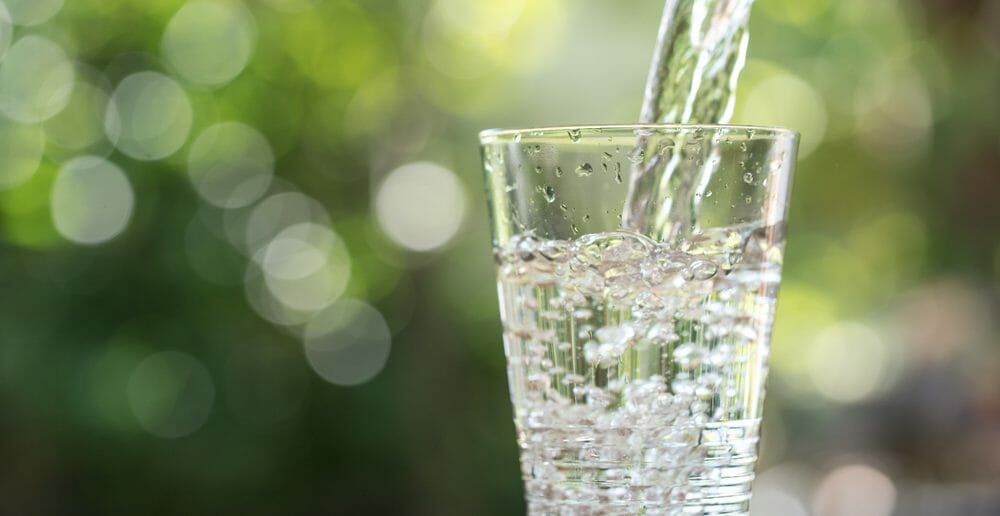 Boire beaucoup pour lutter contre la rétention d'eau ?