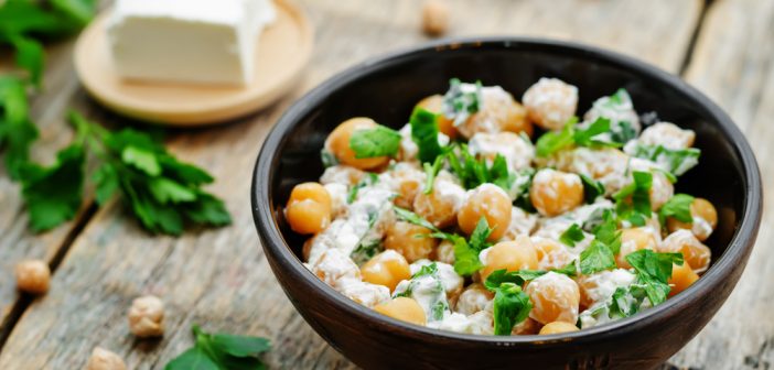 Recette de salade pois chiche et feta [[titre]] Recette de salade pois chiche et feta [[type_cuisine]] Cuisine orientale et épicée, entrée ou plat [[texte_introduction]] Avec ses saveurs orientales et épicées, la salade de pois chiche et feta est aussi bonne pour la santé que pour le palais grâce à ses valeurs nutritionnelles. En effet, les pois chiches sont riches en nutriments et en protéines. Avec 19 grammes de protéines pour 100 grammes, ils remplacent aisément la viande et conviennent parfaitement à une alimentation végétarienne. Préparée avec des petits légumes et agrémentée de feta, la salade de pois chiches est un plat complet et diététique, riche en goût. Notre conseil pour alléger la recette : remplacez la feta classique par de la feta de brebis allégée qui contient environ 50% en moins de matières grasses. Et pour éviter d'augmenter l'apport calorique de cette recette, évitez de la servir avec de la viande, ou préférez une viande blanche maigre ou du poisson. [[calories_anaca]] 423 [[calories_classique]] 512 [[portion]] 1 assiette [[titre_indications]] Indications [[minutes_preparation]] 20 [[minutes_cuisson]] 0 [[nombre_personnes]] 4 [[difficulte]] Très facile [[titre_ingredients]] Ingrédients [[ingredient_1]] 400 grammes de pois chiches cuits [[ingredient_2]] 1 oignon rouge [[ingredient_3]] 2 carottes [[ingredient_4]] 100 grammes de tomates cerises [[ingredient_5]] 100 grammes de feta [[ingredient_6]] 2 CS d'huile d'olive [[ingredient_7]] Coriandre fraîche [[ingredient_8]] Cumin [[ingredient_9]] Paprika doux [[ingredient_10]] Sel et Poivre [[titre_instructions]] Préparation [[titre_etape_1]] [[etape_1]] Emincez l'oignon rouge. Epluchez et râpez les carottes. Coupez les tomates cerises en deux. [[titre_etape_2]] [[etape_2]] Dans un saladier, versez les pois chiches cuits. Ajoutez les légumes. Coupez la feta en gros cubes et mélangez à la préparation. [[titre_etape_3]] [[etape_3]] Assaisonnez la salade. Ajoutez 2 CS d'huile d'olive, le sel, le poivre, le cumin, le paprika et la coriandre fraîche et mélangez le tout. Vous pouvez également ajouter les épices de votre choix. [[titre_etape_4]] [[etape_4]] Placez au frigo environ une heure et servez bien frais. [[titre_etape_5]] [[etape_5]] [[titre_etape_6]] [[etape_6]] [[titre_etape_7]] [[etape_7]] [[titre_etape_8]] [[etape_8]] [[titre_etape_9]] [[etape_9]] [[titre_etape_10]] [[etape_10]] [[titre_etape_11]] [[etape_11]] [[titre_etape_12]] [[etape_12]] [[texte_conclusion]] En entrée, servez cette salade de pois chiche et feta avec un peu de pain plat. Si vous la proposez en plat de résistance, vous pouvez l'accompagner d'un peu de semoule de blé ou de boulgour, ou même la servir avec du quinoa. Elle est également parfaite pour accompagner des grillades de viande ou poisson, ou des falafels si vous faites un repas végétarien !